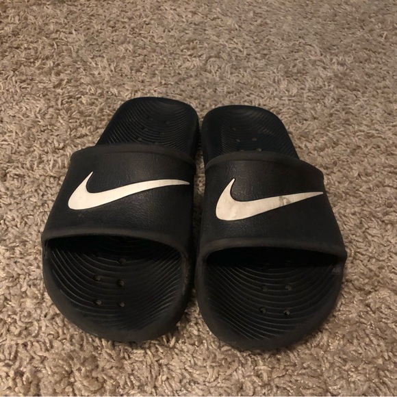 BLACK AND WHITE NIKE SLIDES - Picture 4 of 7